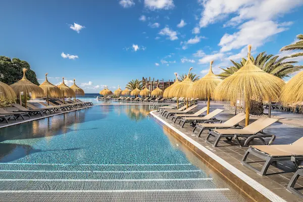 Poolområde med havudsigt på Barceló Tenerife