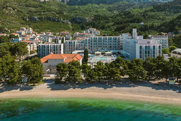Hotellet og stranden