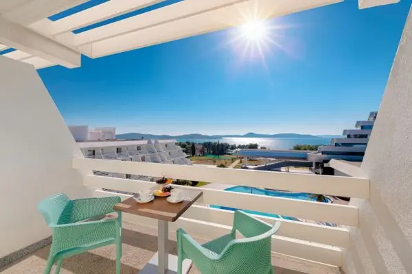 Rejse til Krka - strand og natur i Kroatien Hotel Olympia, altan