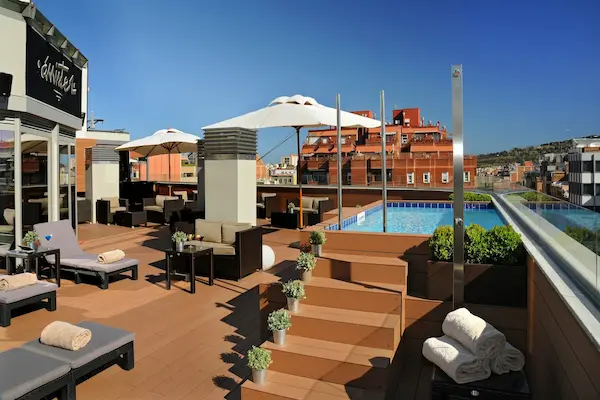 Pool og tagterrasse