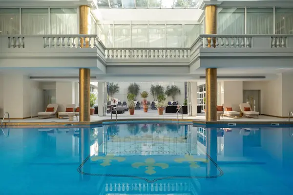 Luksushotel i Paris Waldorf Astoria Versailles - Trianon Palace, Paris, poolområde, Luksushotel i Paris