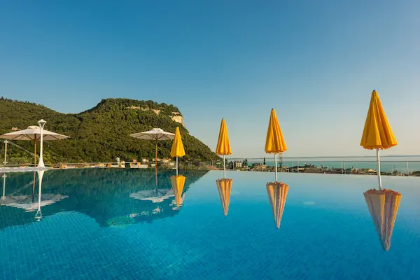 Sky poolen på Sky Pool Hotel Sole Garda ved Gardasøen