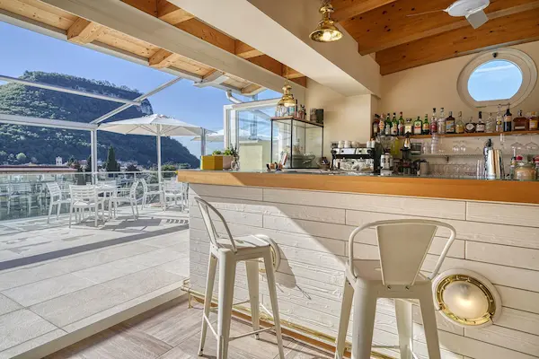 Bar på tagterrassen på Sky Pool Hotel Sole Garda ved Gardasøen