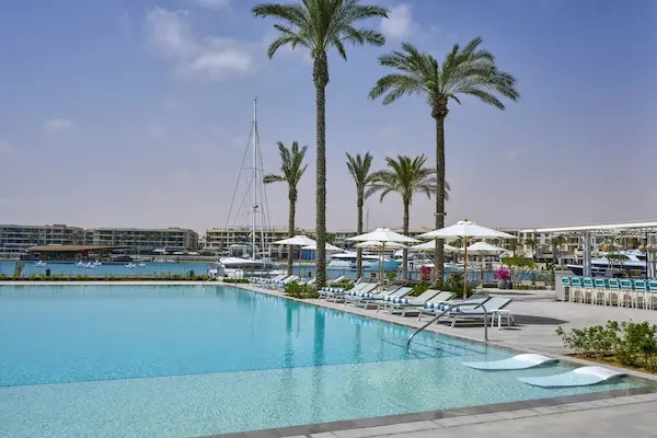 Rejse til Marassi - luksusferie ved Alexandriakysten Stor infinitypool ved marinaen - Vida Marina Resort, Marassi