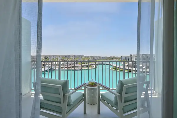 Rejse til Marassi - luksusferie ved Alexandriakysten Balkon med udsigt til marinaen - Vida Marina Resort, Marassi