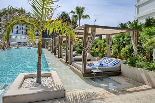 Luksusferie på Cypern Chrysomare Beach Hotel and Resort, pool med liggestole