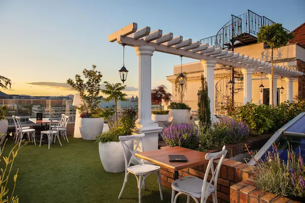 Tagterrasse på Mystery Hotel Budapest