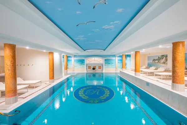 Indendørs pool på Rugard Thermal Strandhotel i Binz