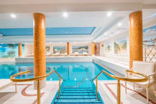 Indendørs pool på Rugard Thermal Strandhotel ved Binz-bugten