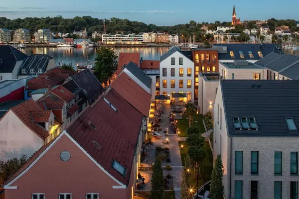 Rejse til Flensborg Hotel Hafen, Flensborg, gårdhave og fjord