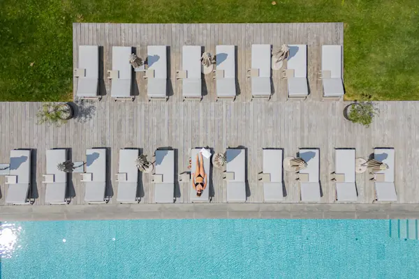 Green Lake Hotel, Tyrol, poolområde og liggestole