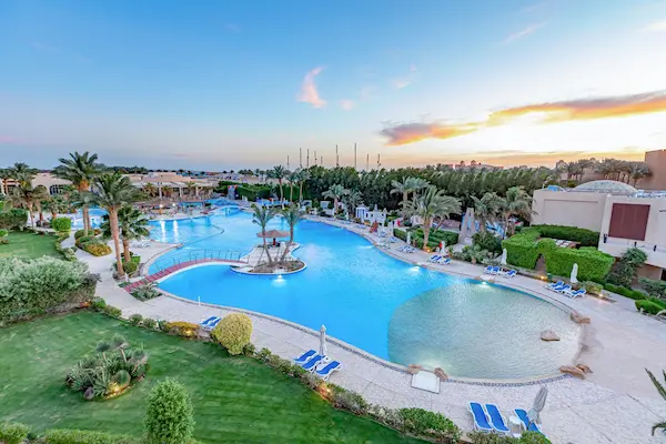 Hotel Prima Life Makadi Resort & Spa, Makadi Bay, poolområde og palmer