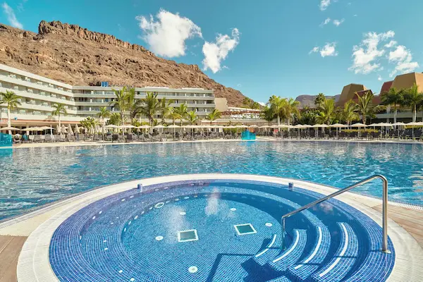 Luksuriøs familierejse til Gran Canaria Radisson Blu Resort & Spa Mogan, Gran Canaria, poolområde, familierejse til Gran Canaria