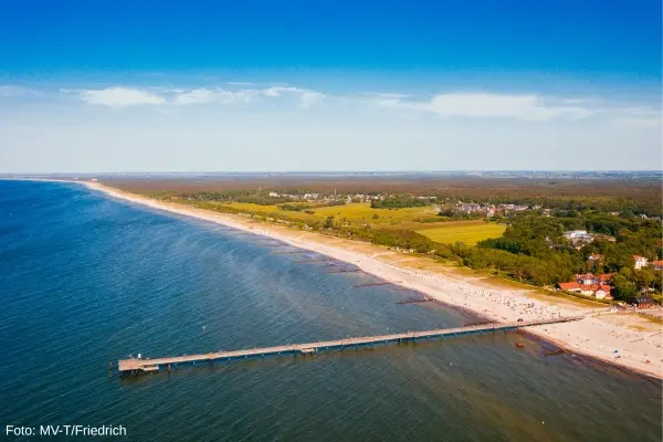 Strand og badebro, Graal-Müritz, Mecklenburg-Vorpommern, Tyskland