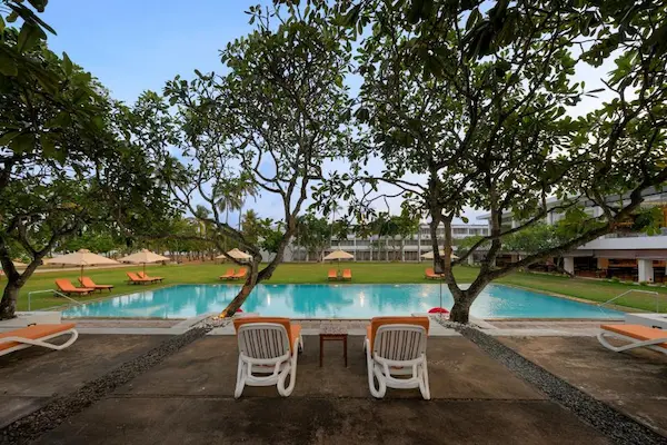 Rejse til Sri Lanka Pegasus Reef, Sri Lanka, pool og liggestole